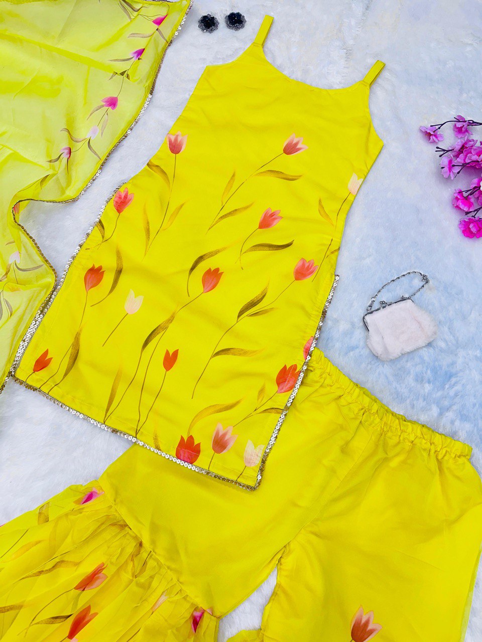 पार्टी वियर लुक खूबसूरत टॉप-बॉटम और दुपट्टा