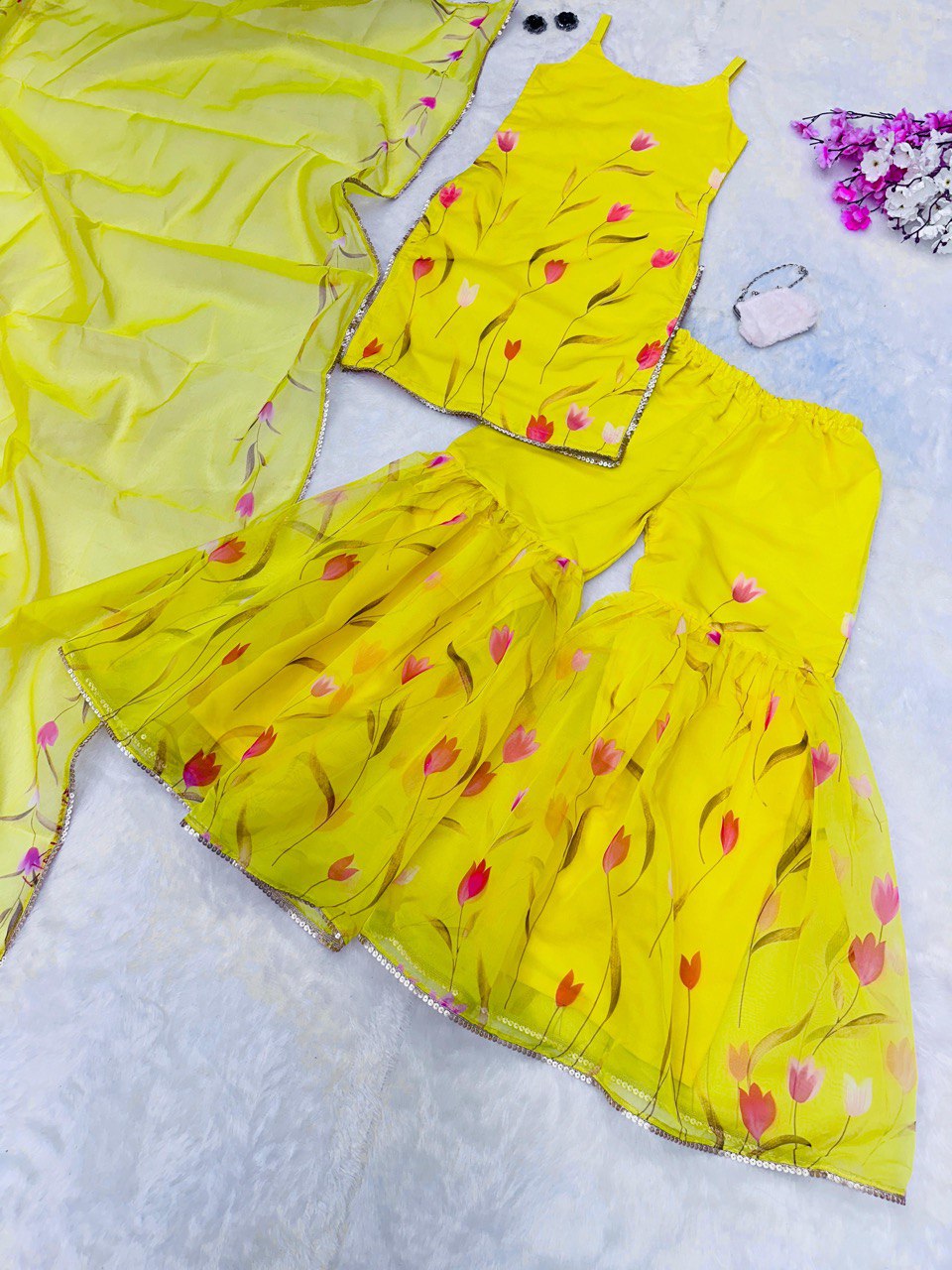 पार्टी वियर लुक खूबसूरत टॉप-बॉटम और दुपट्टा