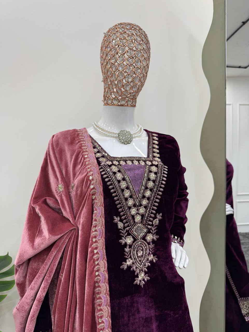 थ्रेड और सीक्वेंस वर्क वाला पार्टी वियर सूट सेट