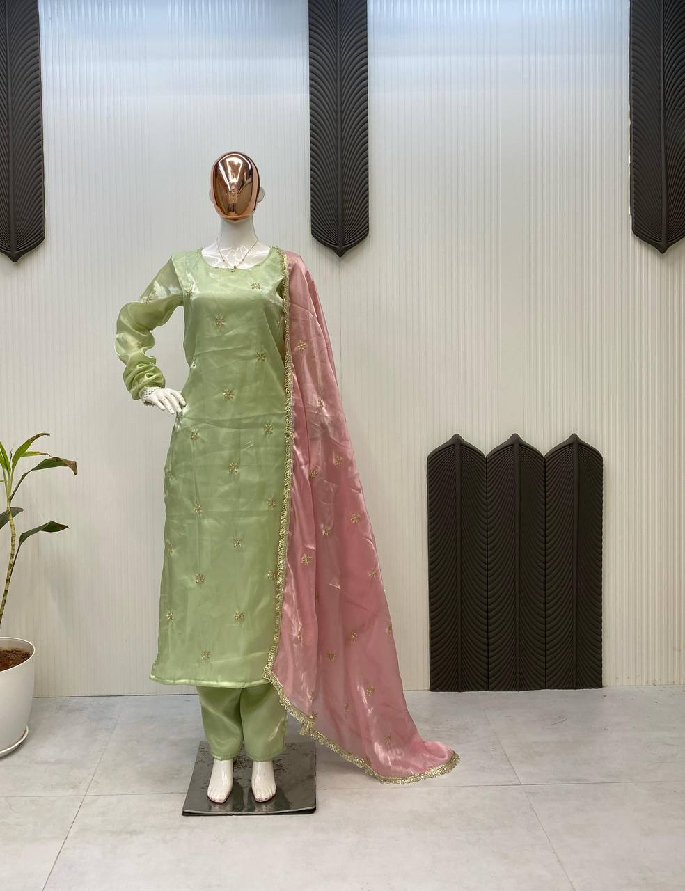 पार्टी वियर डिज़ाइनर टॉप और बॉटम दुपट्टे के साथ