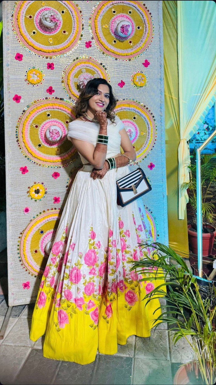 पार्टी वियर लुक: फ्लोरल प्रिंट के साथ खूबसूरत लहंगा चोली