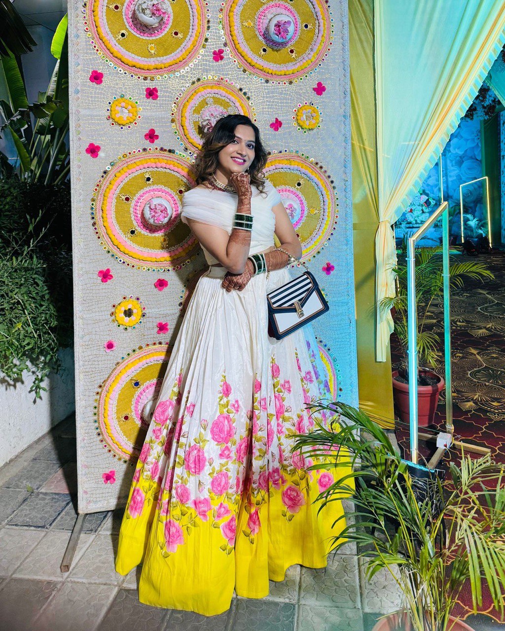 पार्टी वियर लुक: फ्लोरल प्रिंट के साथ खूबसूरत लहंगा चोली