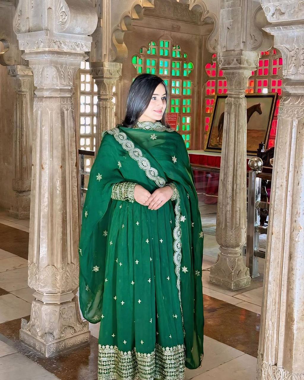 पार्टी वियर गाउन-पेंट और दुपट्टा धागे और सीक्वेंस वर्क के साथ