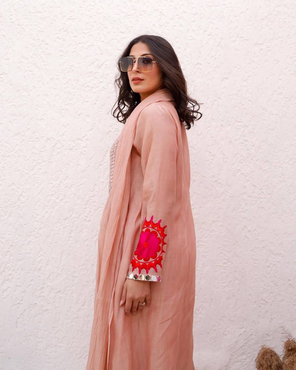 पार्टी वियर लुक टॉप-पेंट और दुपट्टा धागे और असली मिरर वर्क के साथ