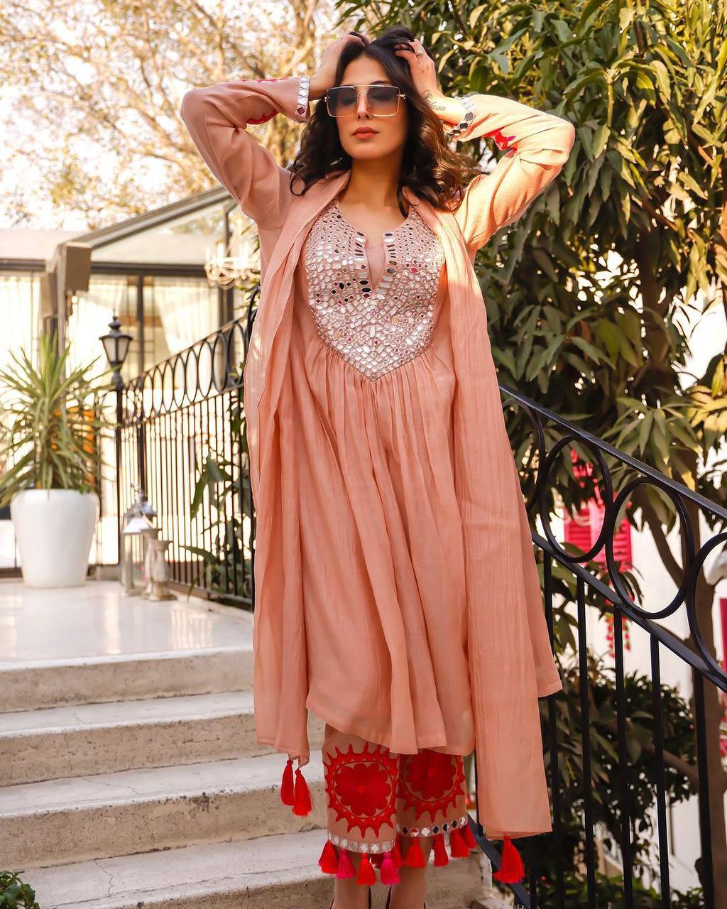 पार्टी वियर लुक टॉप-पेंट और दुपट्टा धागे और असली मिरर वर्क के साथ