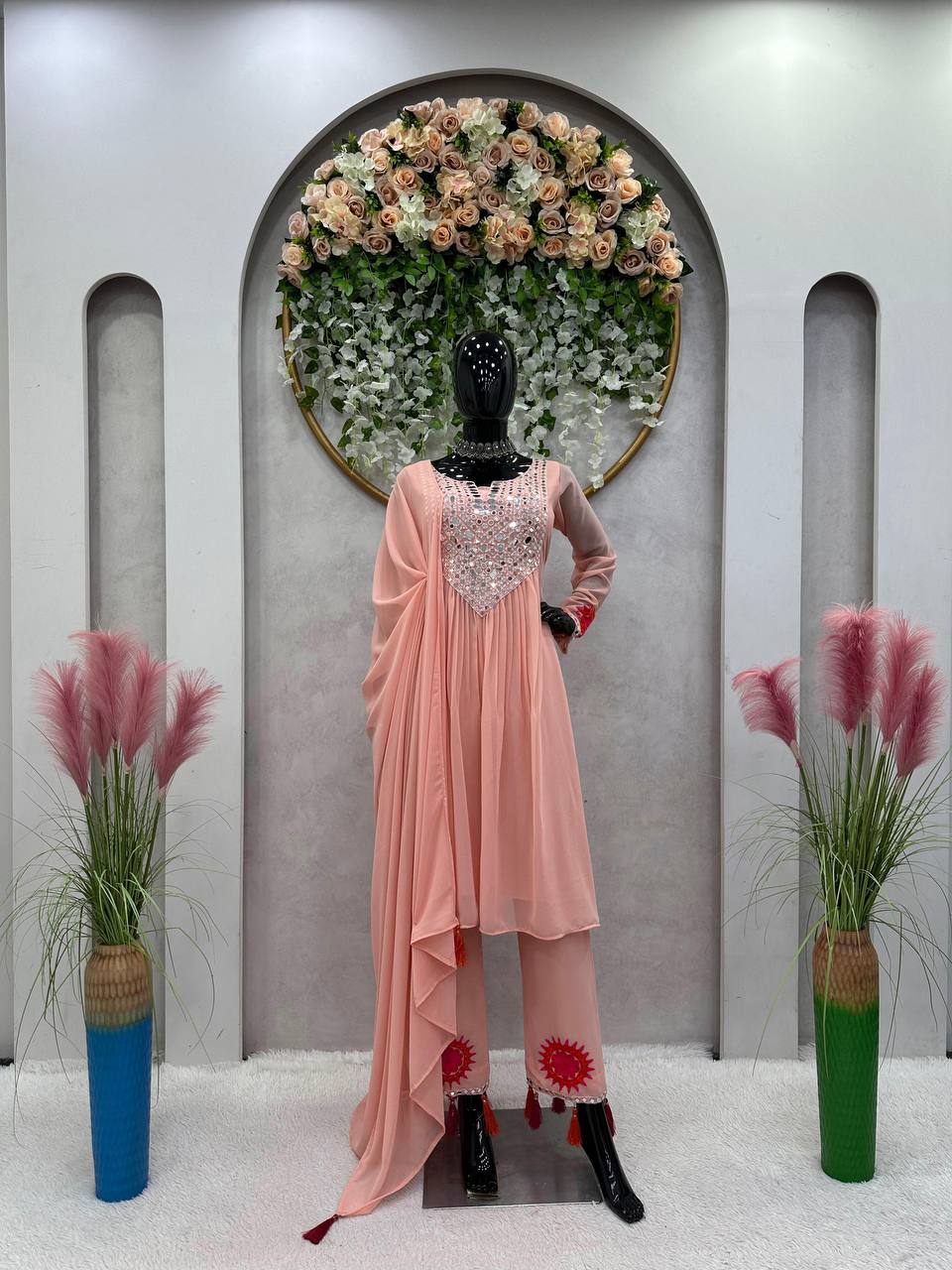 पार्टी वियर लुक टॉप-पेंट और दुपट्टा धागे और असली मिरर वर्क के साथ