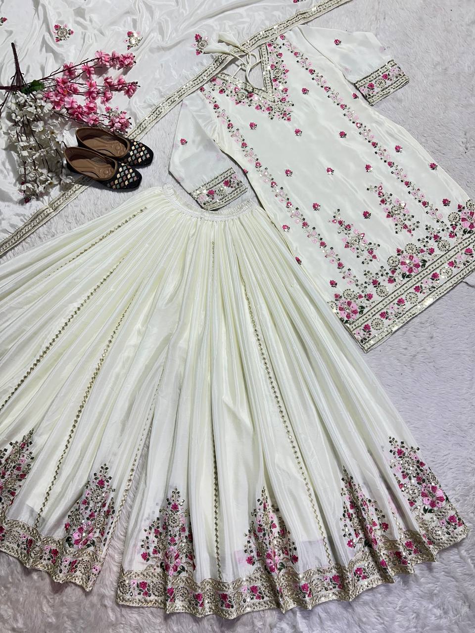 कढ़ाई कोडिंग अनुक्रम कार्य के साथ डिजाइनर सूट सेट