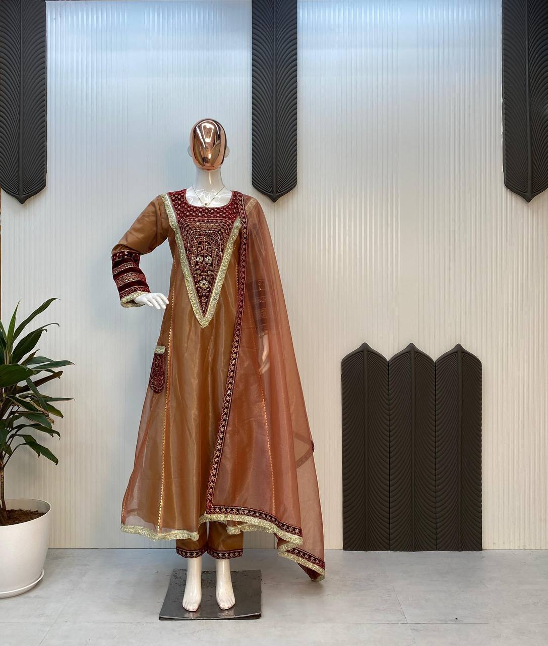 पार्टी वियर डिज़ाइनर सूट और पैंट फैंसी दुपट्टे के साथ