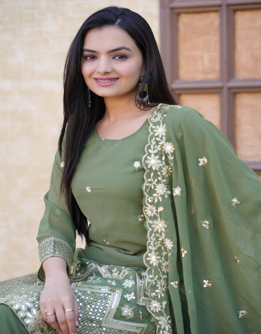 सीक्वेंस कढ़ाई वर्क वाला डिज़ाइनर शरारा सूट