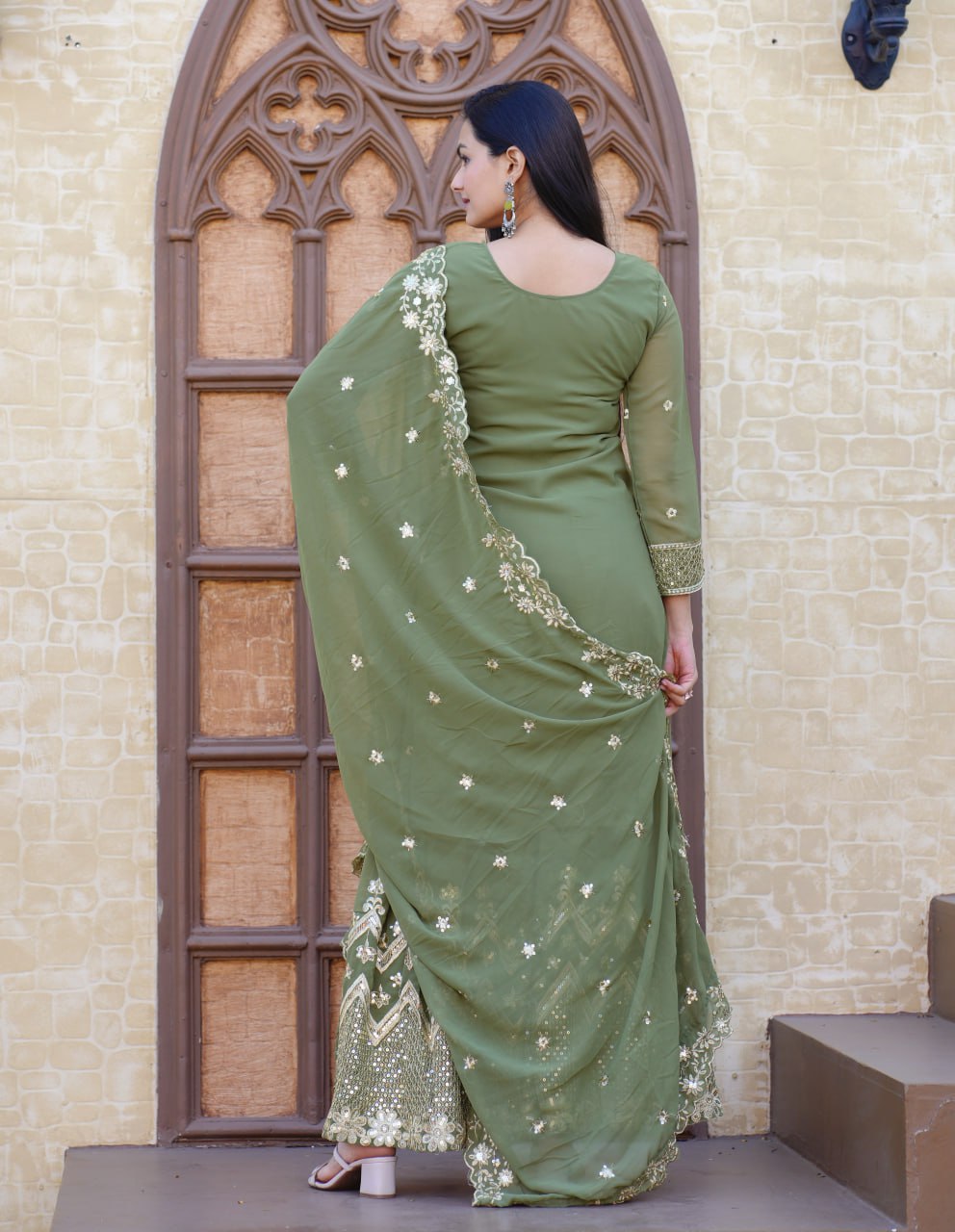 सीक्वेंस कढ़ाई वर्क वाला डिज़ाइनर शरारा सूट