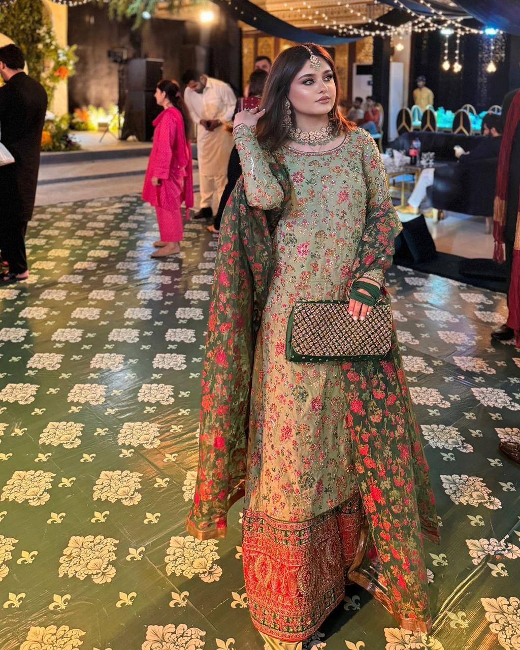 पार्टी में पहनने के लिए सुंदर टॉप और बॉटम दुपट्टे के साथ