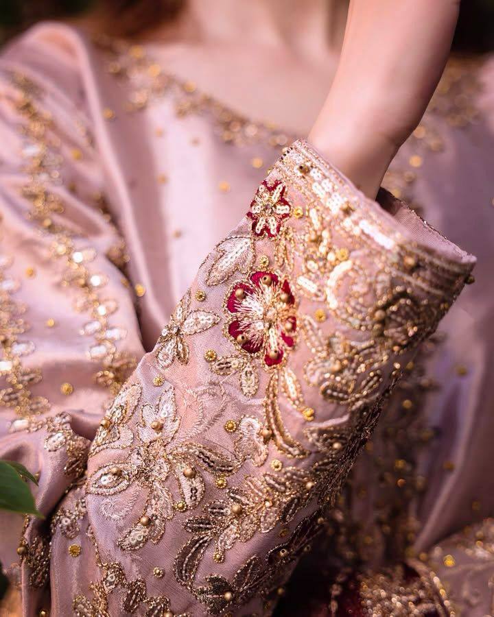 धागे और सेक्विन कढ़ाई के काम के साथ पार्टी वियर सूट सेट