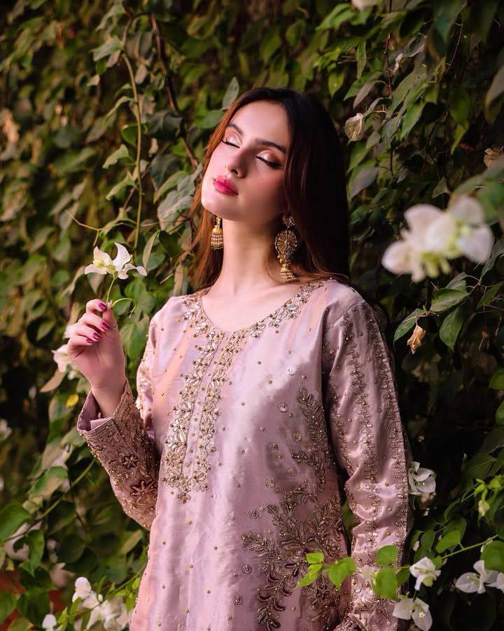 धागे और सेक्विन कढ़ाई के काम के साथ पार्टी वियर सूट सेट