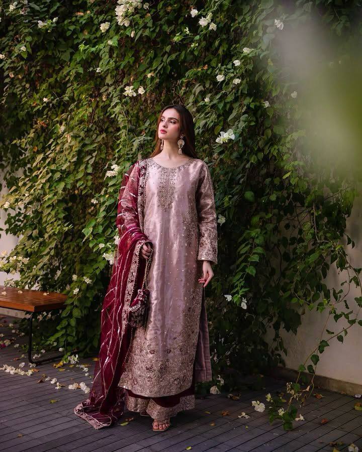 धागे और सेक्विन कढ़ाई के काम के साथ पार्टी वियर सूट सेट