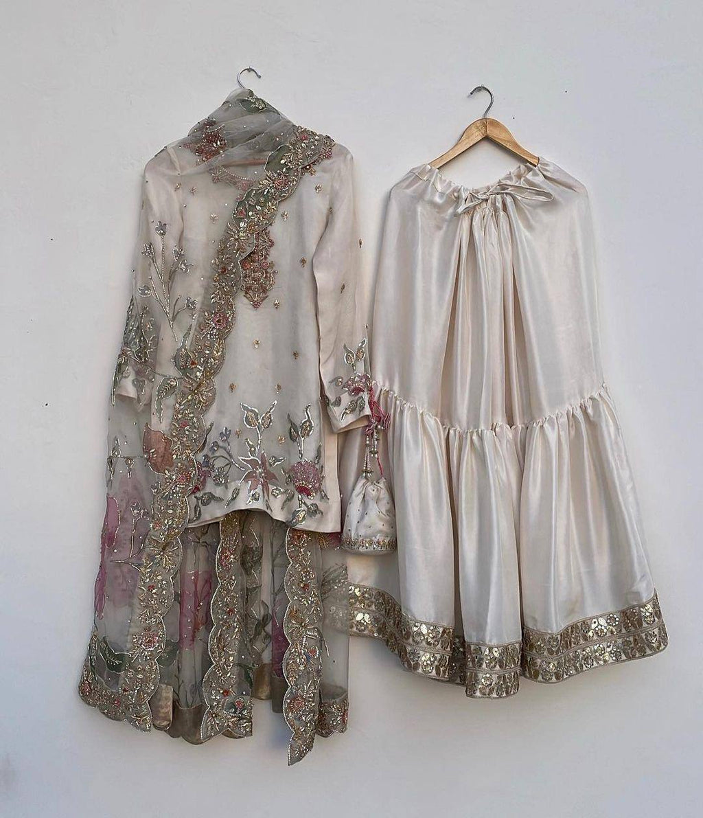 पार्टी वियर लुक डिज़ाइनर टॉप और शरारा दुपट्टे के साथ