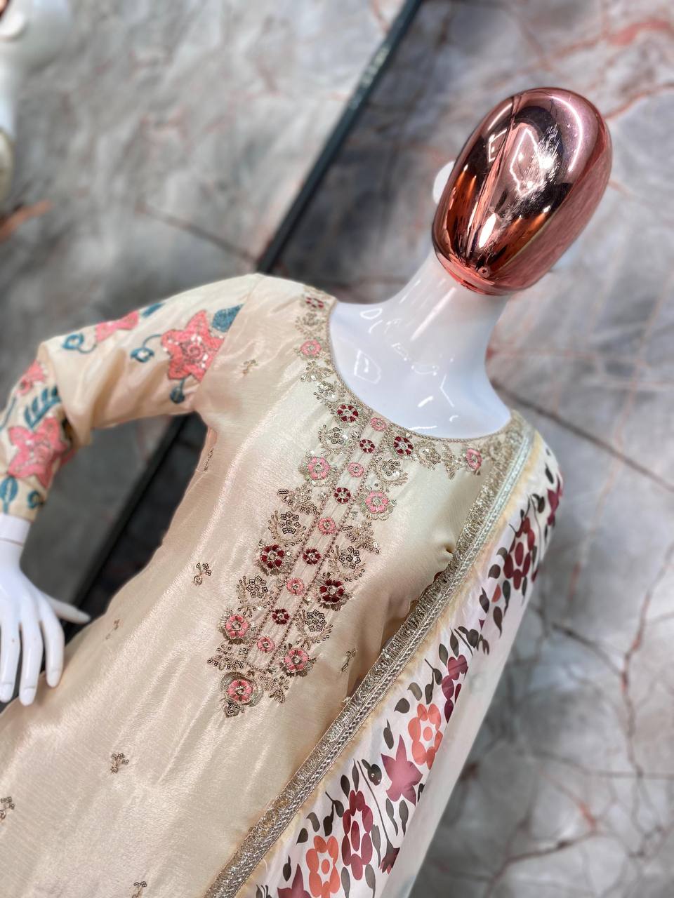 पार्टी वियर लुक डिज़ाइनर टॉप और शरारा दुपट्टे के साथ