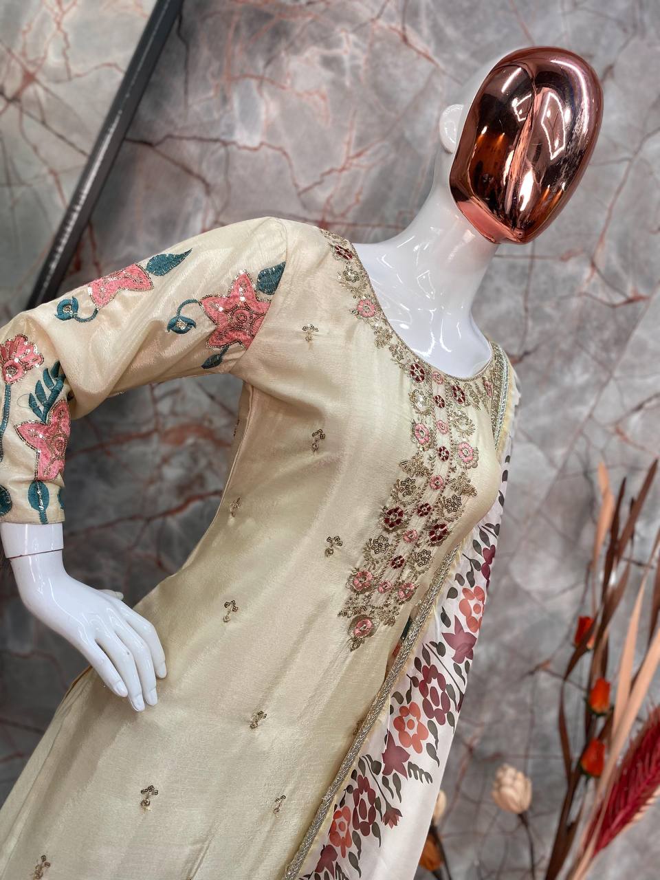 पार्टी वियर लुक डिज़ाइनर टॉप और शरारा दुपट्टे के साथ