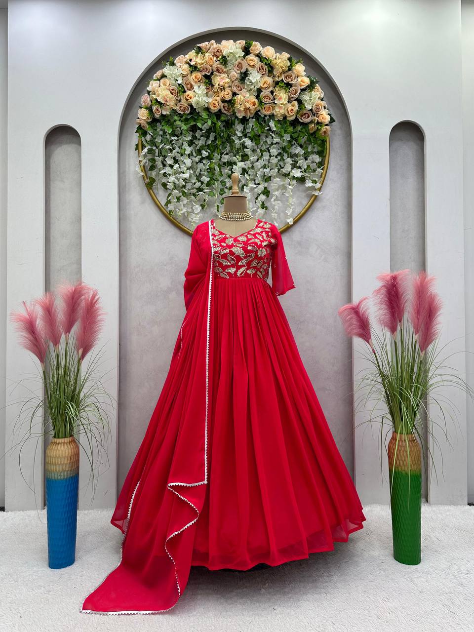 थ्रेड और सीक्वेंस वर्क के साथ पार्टी वियर लुक गाउन