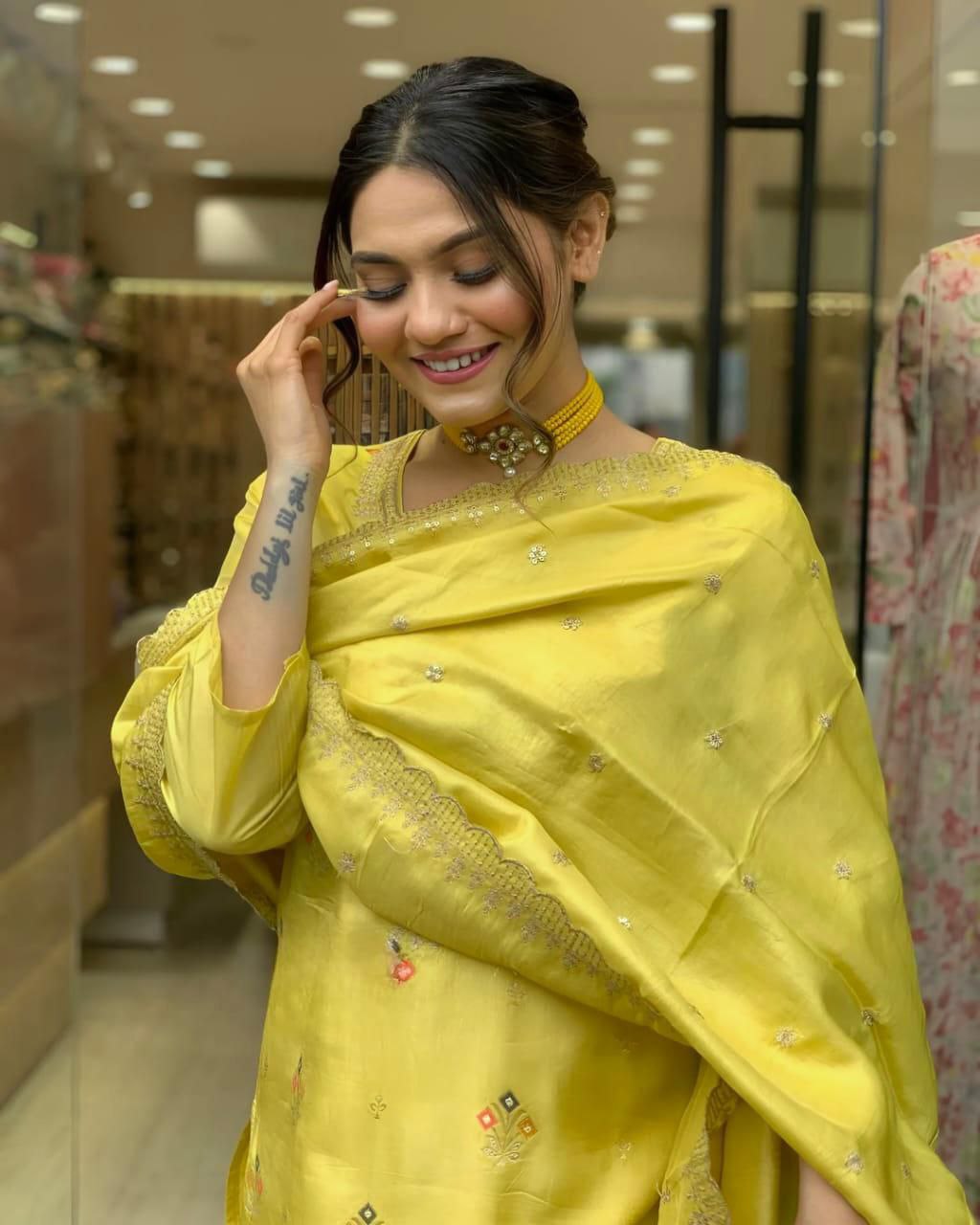 पार्टी वियर लुक: दुपट्टे के साथ टॉप और बॉटम में खूबसूरत दिखें