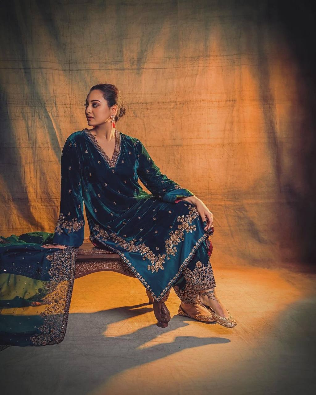 पार्टी वियर लुक: दुपट्टे के साथ टॉप और बॉटम में खूबसूरत दिखें