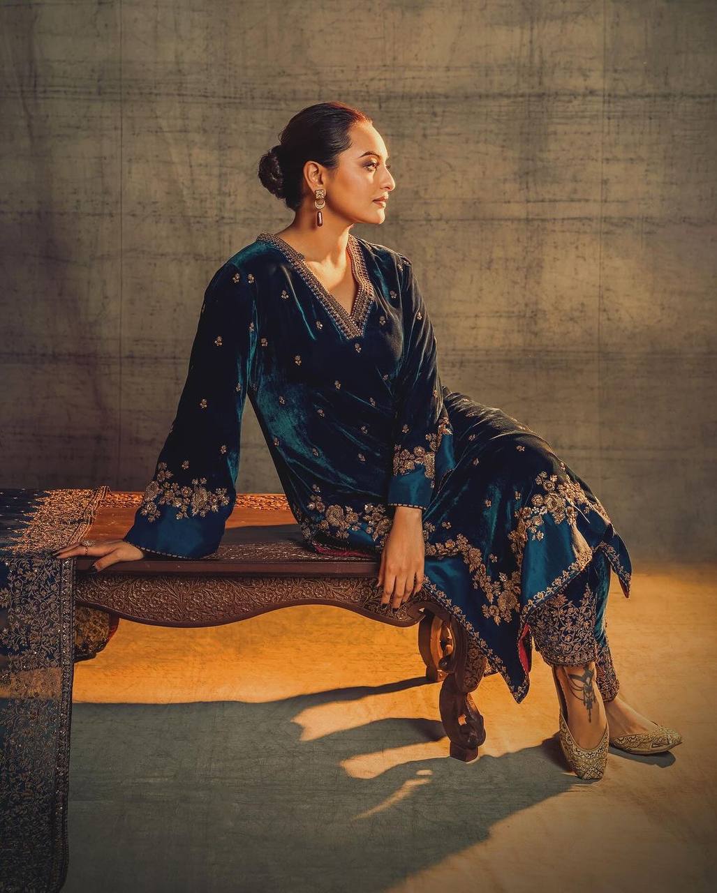 पार्टी वियर लुक: दुपट्टे के साथ टॉप और बॉटम में खूबसूरत दिखें