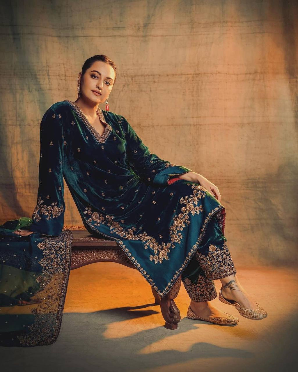 पार्टी वियर लुक: दुपट्टे के साथ टॉप और बॉटम में खूबसूरत दिखें