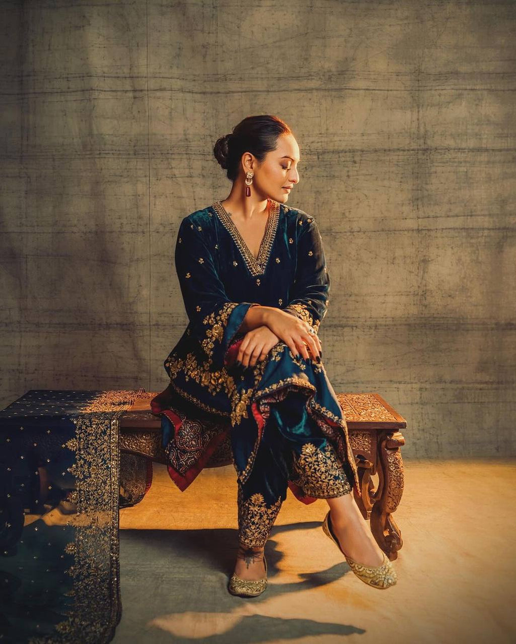 पार्टी वियर लुक: दुपट्टे के साथ टॉप और बॉटम में खूबसूरत दिखें