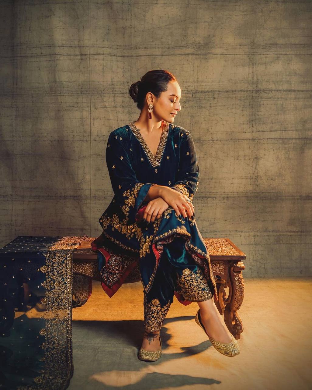 पार्टी वियर लुक: दुपट्टे के साथ टॉप और बॉटम में खूबसूरत दिखें