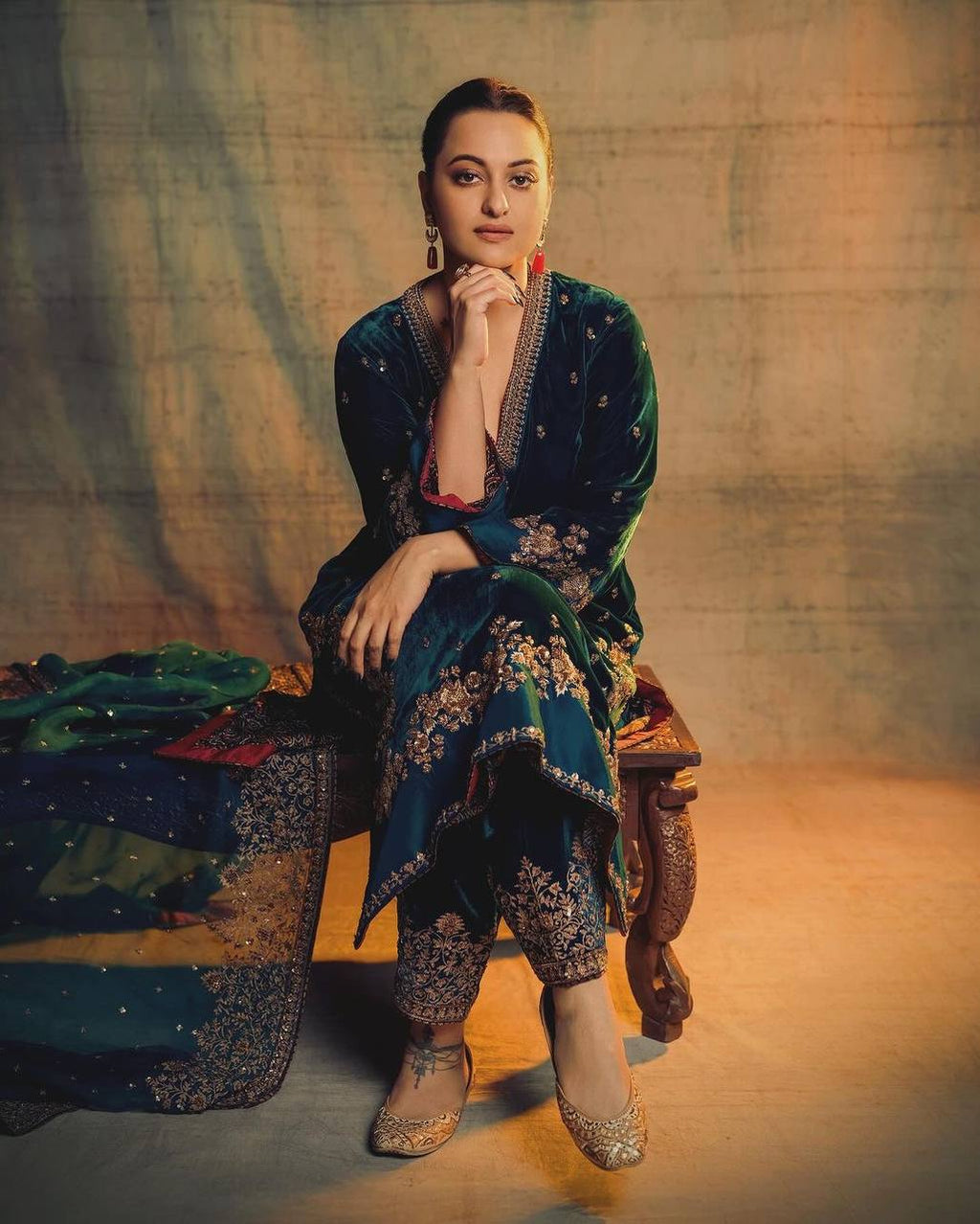 पार्टी वियर लुक: दुपट्टे के साथ टॉप और बॉटम में खूबसूरत दिखें