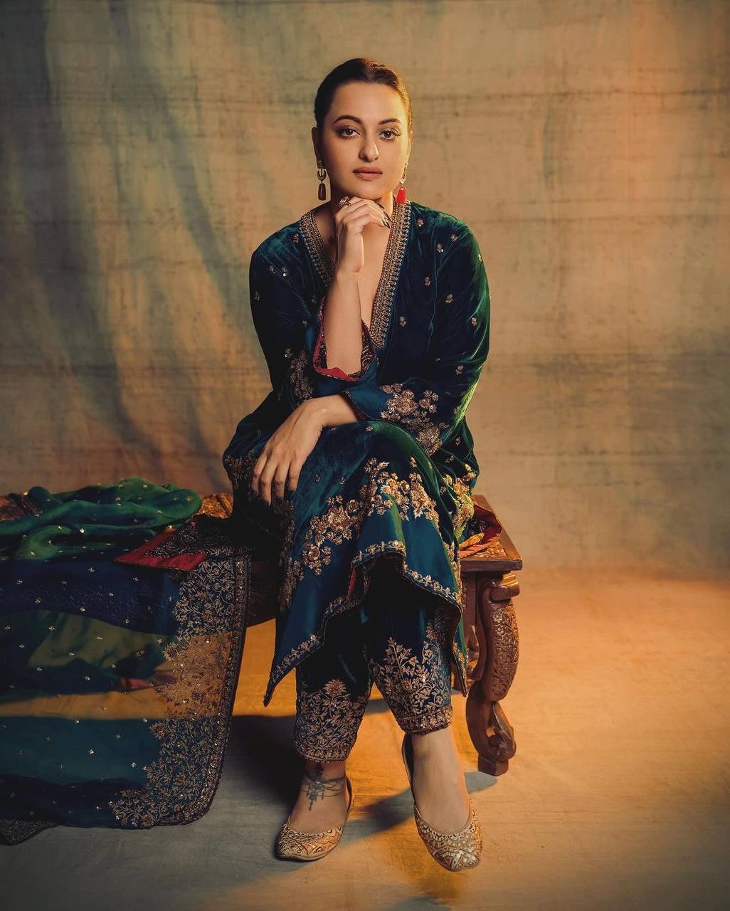 पार्टी वियर लुक: दुपट्टे के साथ टॉप और बॉटम में खूबसूरत दिखें