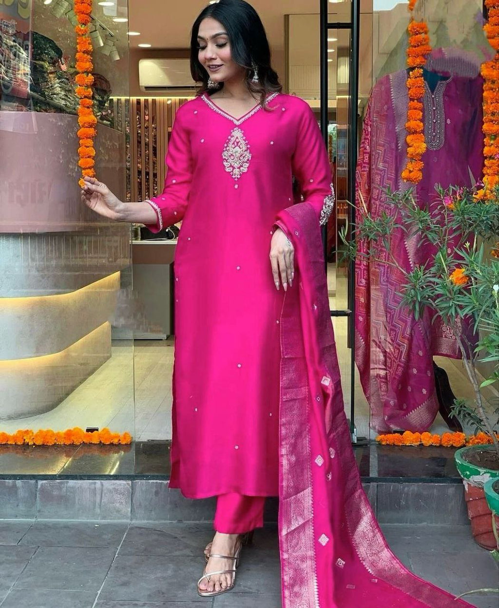 कढ़ाई वाले दुपट्टे के साथ पार्टी वियर लुक टॉप और बॉटम