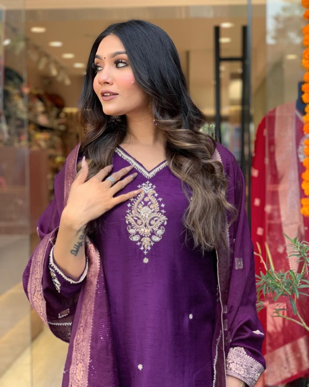 कढ़ाई वाले दुपट्टे के साथ पार्टी वियर लुक टॉप और बॉटम