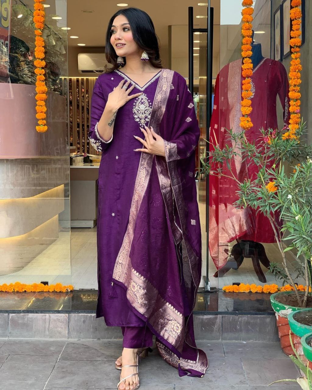 कढ़ाई वाले दुपट्टे के साथ पार्टी वियर लुक टॉप और बॉटम