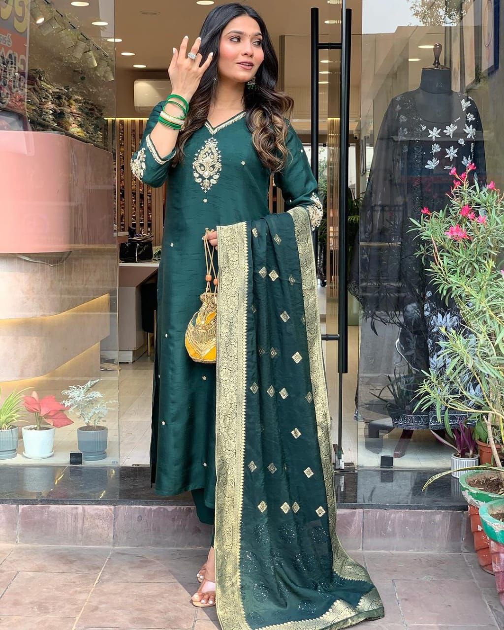 कढ़ाई वाले दुपट्टे के साथ पार्टी वियर लुक टॉप और बॉटम