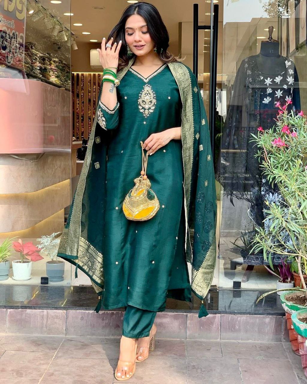 कढ़ाई वाले दुपट्टे के साथ पार्टी वियर लुक टॉप और बॉटम