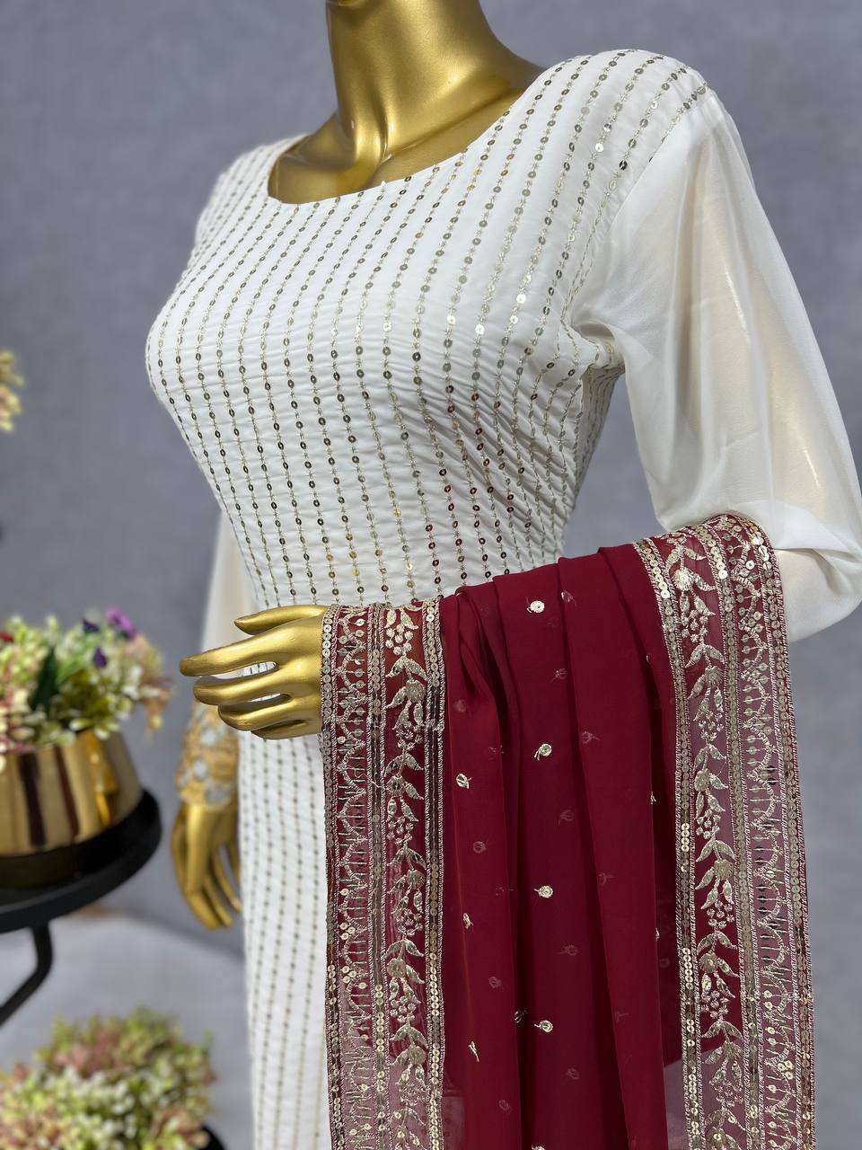 फैंसी कढ़ाई अनुक्रम कार्य के साथ डिजाइनर सूट सेट 