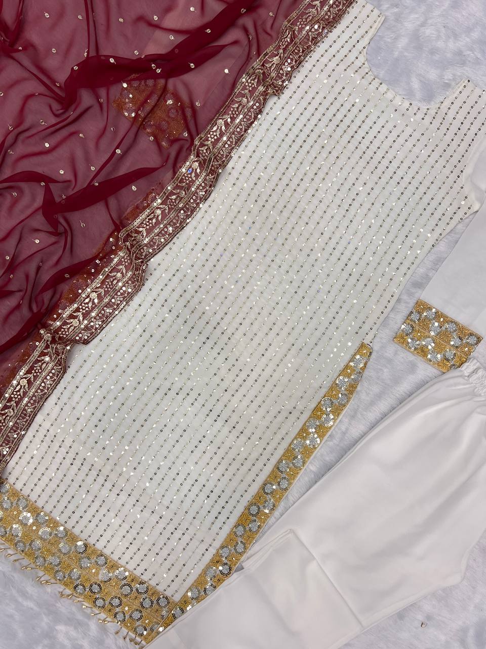 फैंसी कढ़ाई अनुक्रम कार्य के साथ डिजाइनर सूट सेट 