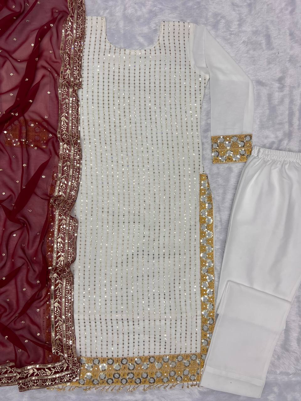 फैंसी कढ़ाई अनुक्रम कार्य के साथ डिजाइनर सूट सेट 