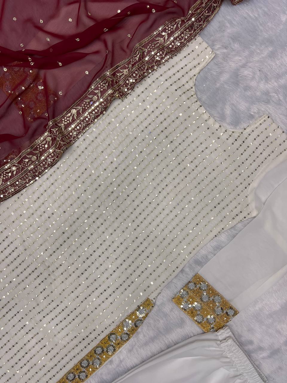 फैंसी कढ़ाई अनुक्रम कार्य के साथ डिजाइनर सूट सेट 