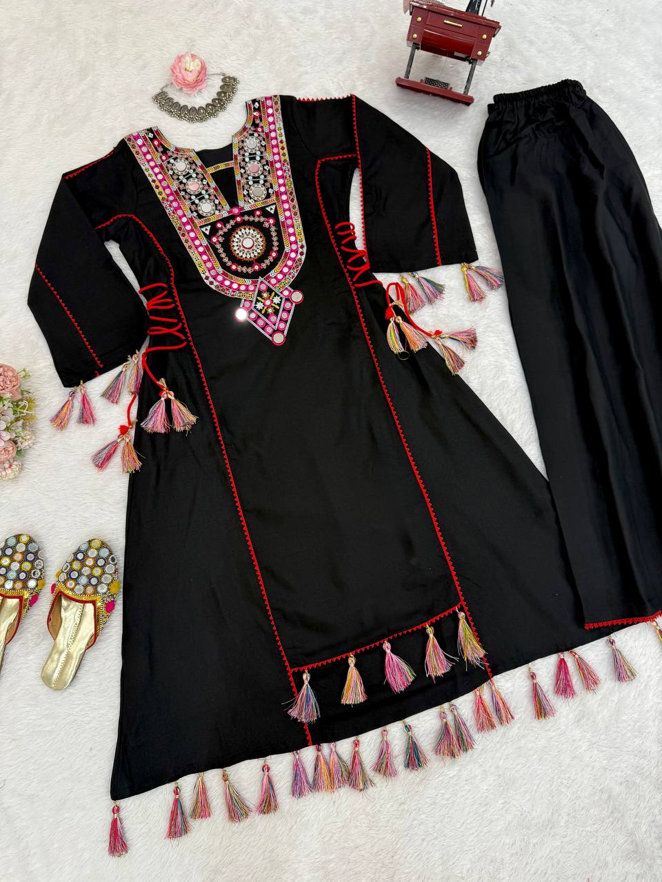 पार्टी वियर डिज़ाइनर टॉप और बॉटम थ्रेड और रियल मिरर वर्क के साथ