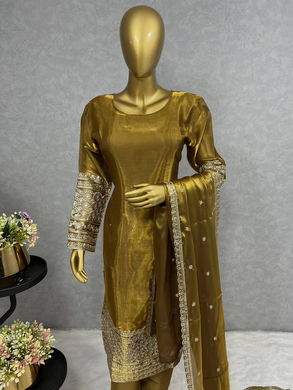 पार्टी वियर सुंदर टॉप और पैंट दुपट्टे के साथ