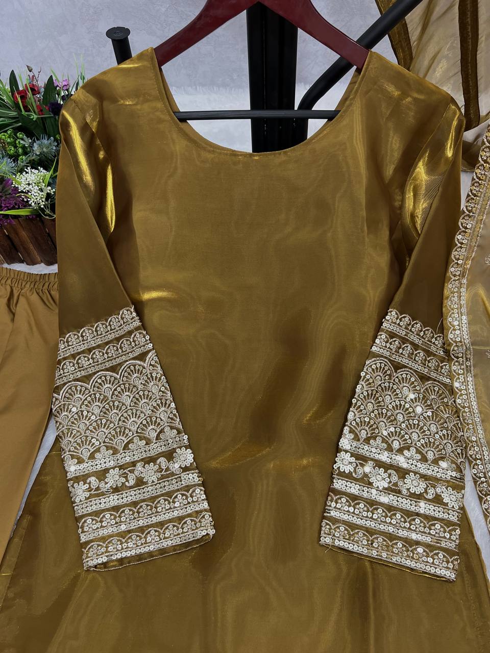 पार्टी वियर सुंदर टॉप और पैंट दुपट्टे के साथ