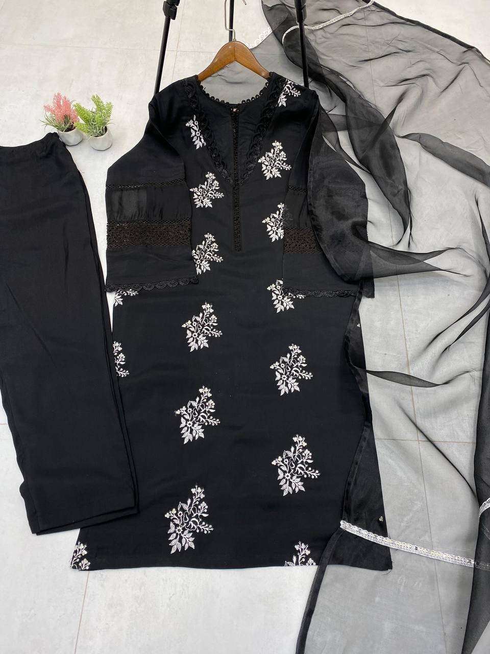 पार्टी में पहनने के लिए सुंदर टॉप और बॉटम फैंसी दुपट्टे के साथ