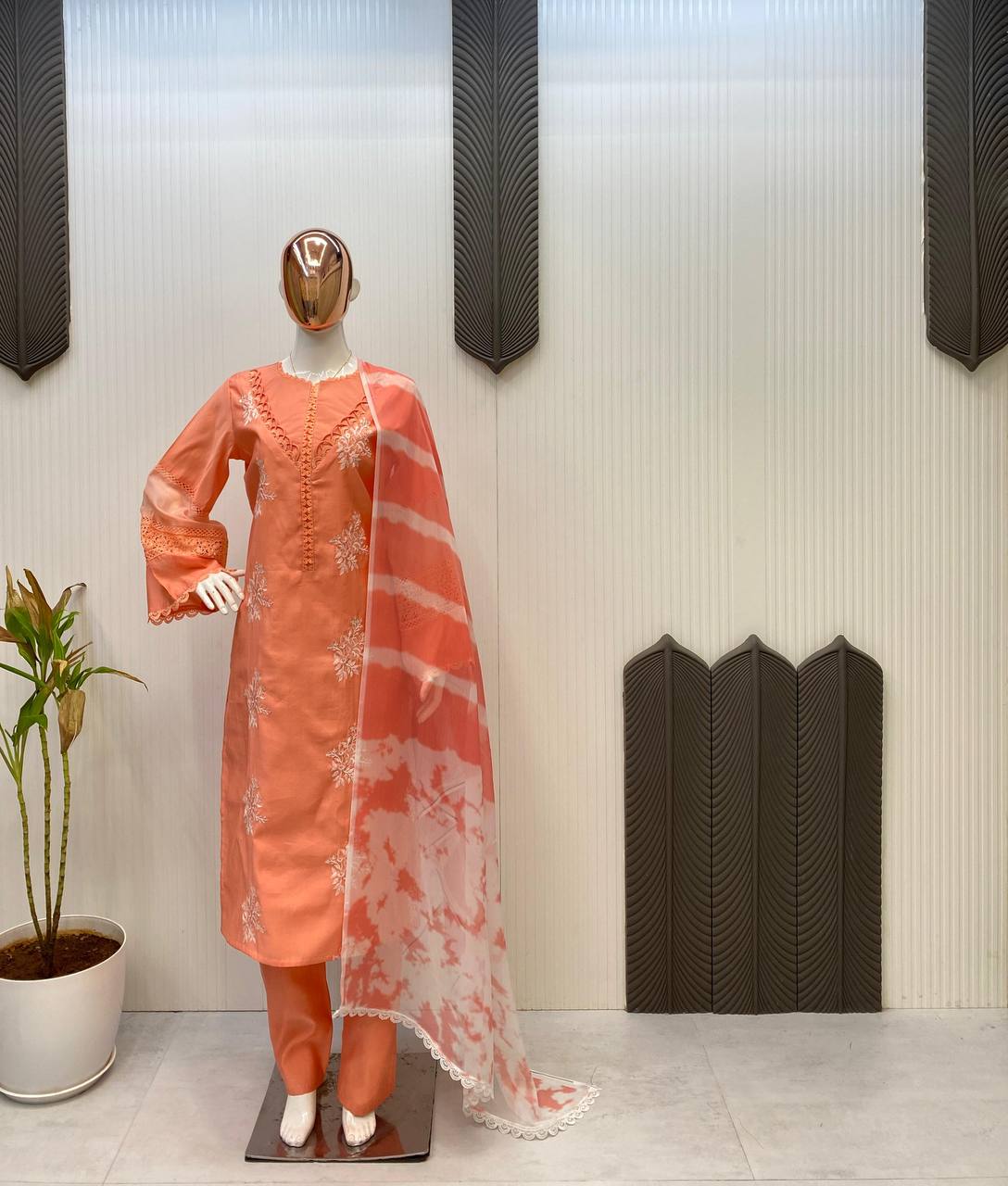 पार्टी में पहनने के लिए सुंदर टॉप और बॉटम फैंसी दुपट्टे के साथ