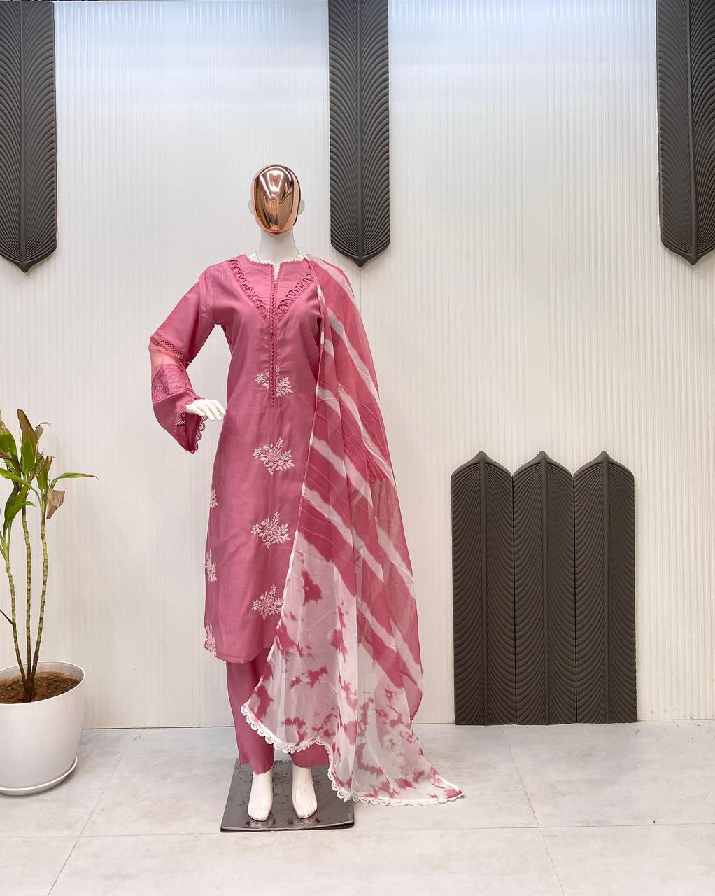 पार्टी में पहनने के लिए सुंदर टॉप और बॉटम फैंसी दुपट्टे के साथ