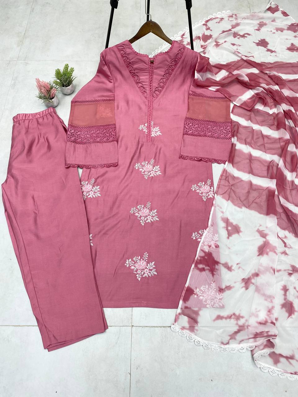 पार्टी में पहनने के लिए सुंदर टॉप और बॉटम फैंसी दुपट्टे के साथ