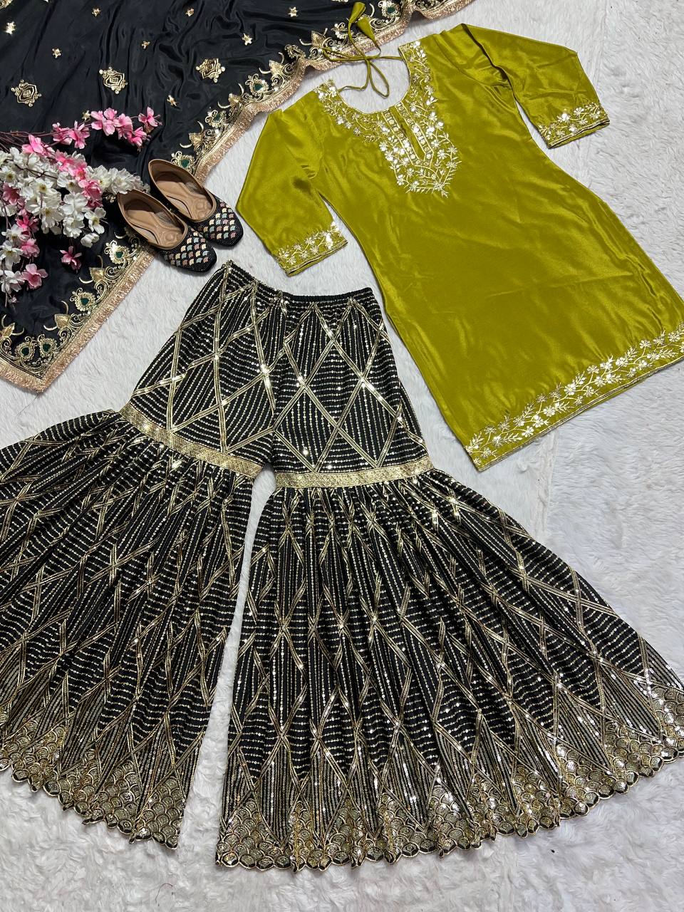 भारी कढ़ाई के काम के साथ पार्टी वियर डिज़ाइनर सूट सेट