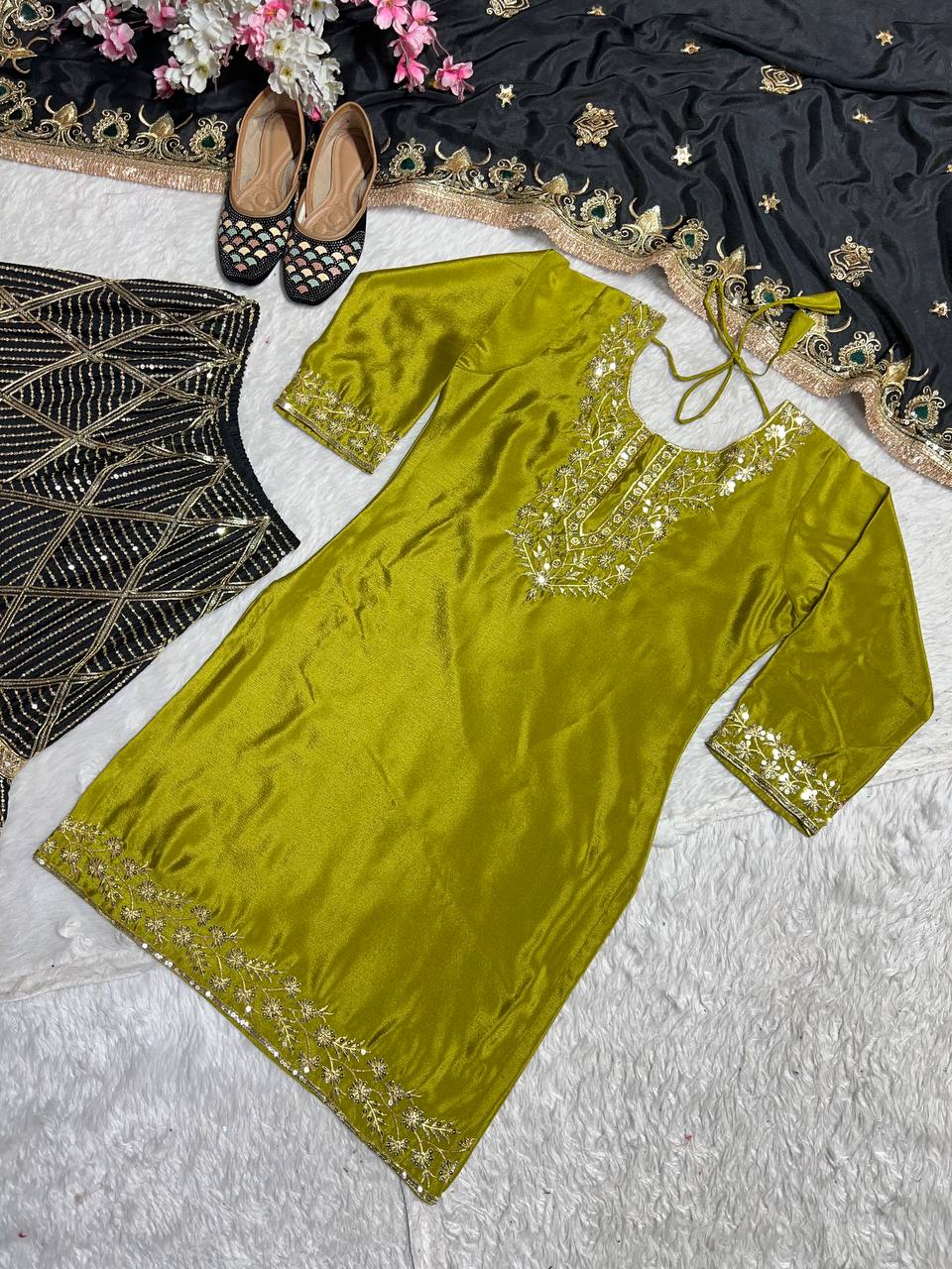 भारी कढ़ाई के काम के साथ पार्टी वियर डिज़ाइनर सूट सेट
