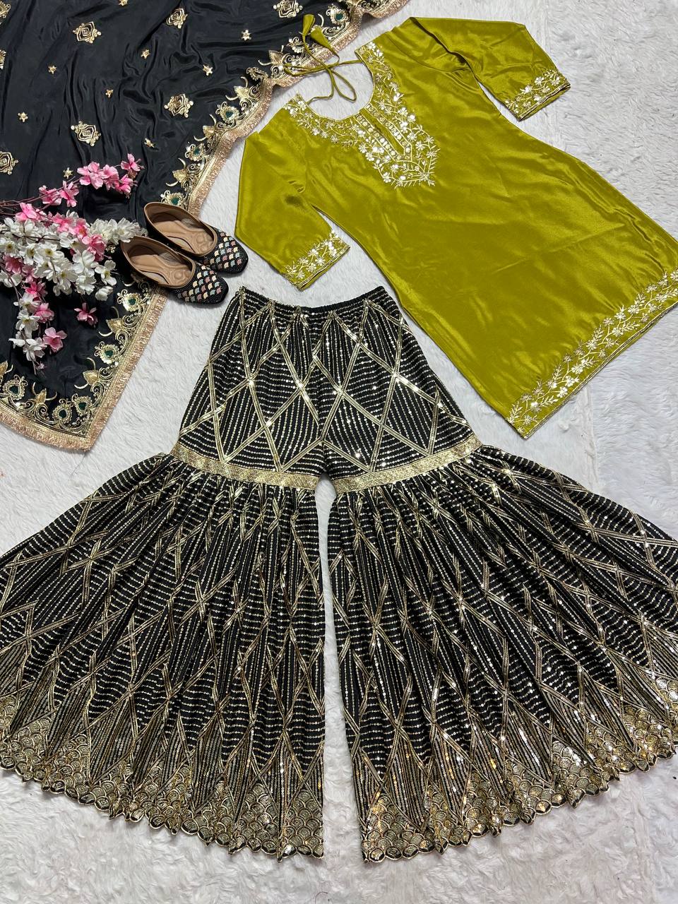 भारी कढ़ाई के काम के साथ पार्टी वियर डिज़ाइनर सूट सेट