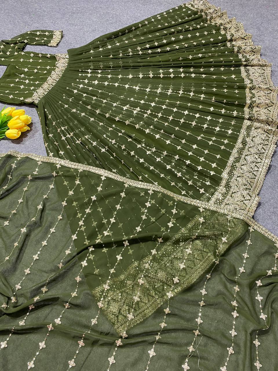 डिज़ाइनर पार्टी वियर अनारकली गाउन और खूबसूरत दुपट्टा